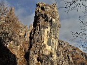 63 Bello alto torrione  solitario nel bosco